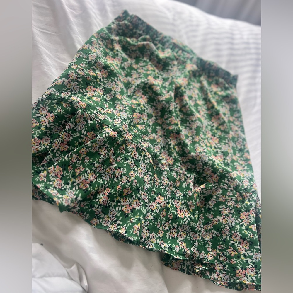 Max Studio Ruffle Ruching Floral Fluttery Green Skirt